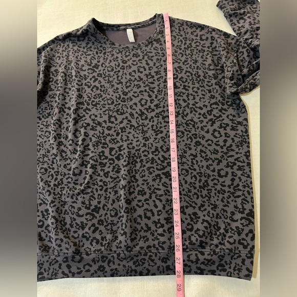 Athleta Pure Lux Sweatshirt Size M Leopard Gray Black Stretch - Picture 8 of 8
